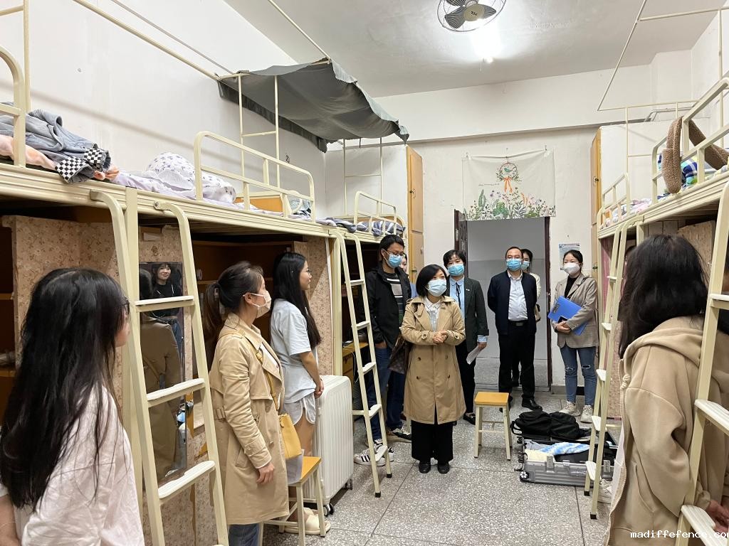 数字经济学院班子深入新生寝室走访